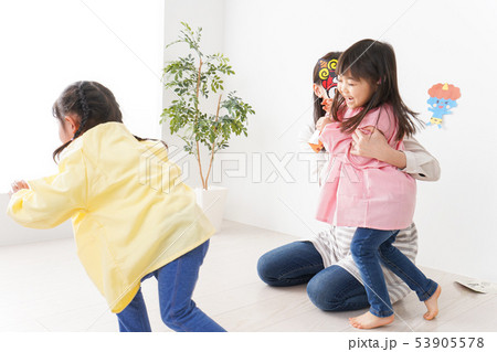 幼稚園で節分の豆まきをする子どもたち 53905578