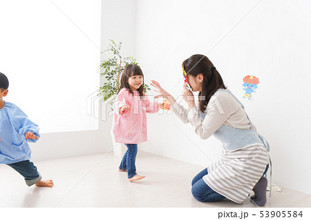 幼稚園で節分の豆まきをする子どもたち 53905584