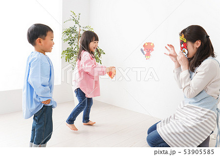 幼稚園で節分の豆まきをする子どもたち 53905585