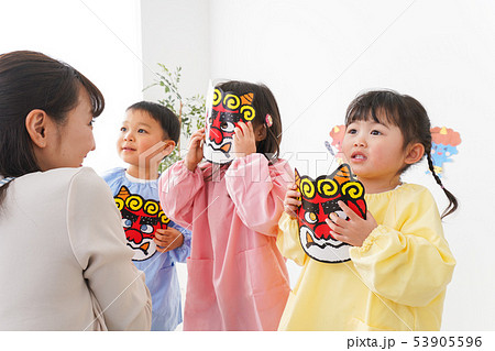 幼稚園で節分の豆まきをする子どもたち 幼稚園で節分の豆まきをする子どもたち 53905596