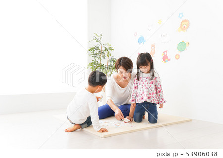 英語教室でカルタをする子どもたち 53906038