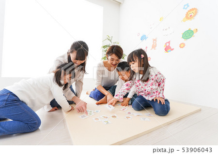 英語教室でカルタをする子どもたち 英語教室でカルタをする子どもたち 53906043