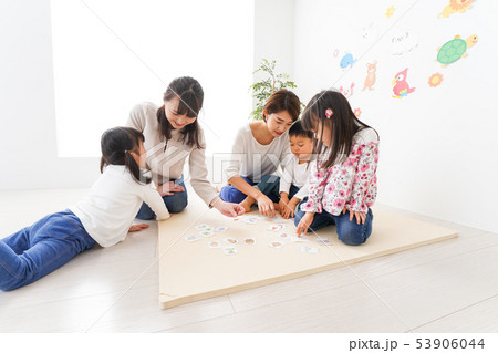英語教室でカルタをする子どもたち 53906044