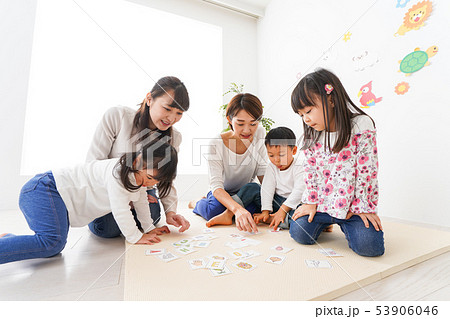 英語教室でカルタをする子どもたち 53906046