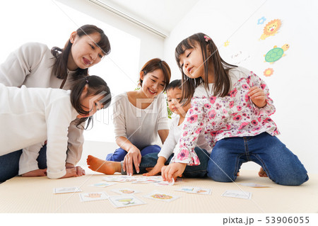英語教室でカルタをする子どもたち 53906055