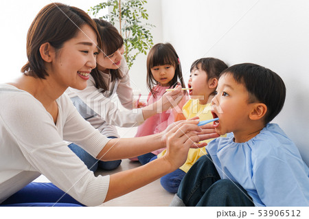 子どもたちに歯磨きの指導をする先生 53906512