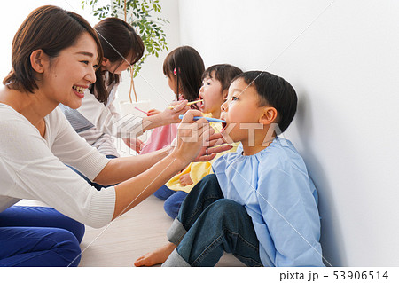 子どもたちに歯磨きの指導をする先生 53906514