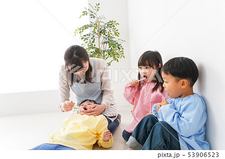 子どもたちに歯磨きの指導をする先生 子どもたちに歯磨きの指導をする先生 53906523