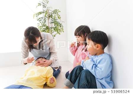 子どもたちに歯磨きの指導をする先生 子どもたちに歯磨きの指導をする先生 53906524