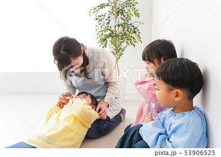 子どもたちに歯磨きの指導をする先生 子どもたちに歯磨きの指導をする先生 53906525