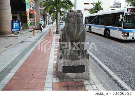 沖縄　国際通り　安里三叉路側シーサー　吽形　 53906553