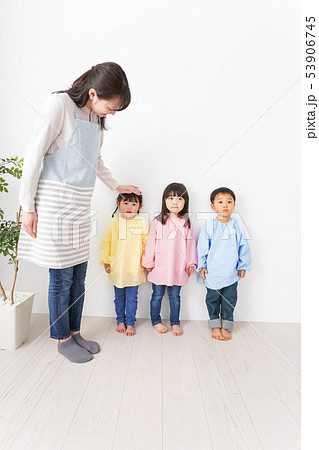 背比べをする子どもたち 背比べをする子どもたち 53906745