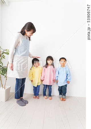 背比べをする子どもたち 背比べをする子どもたち 53906747