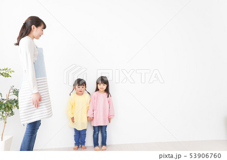 背比べをする子どもたち 53906760