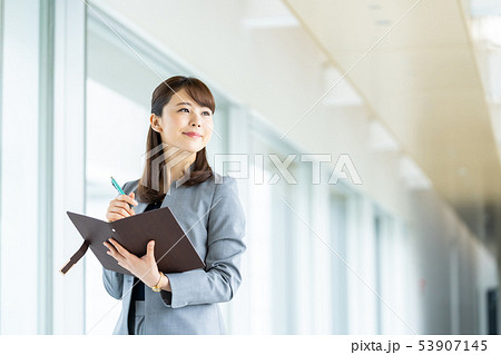 ビジネスウーマン ビジネスイメージ 働く女性 ビジネスウーマン ビジネスイメージ 働く女性 53907145