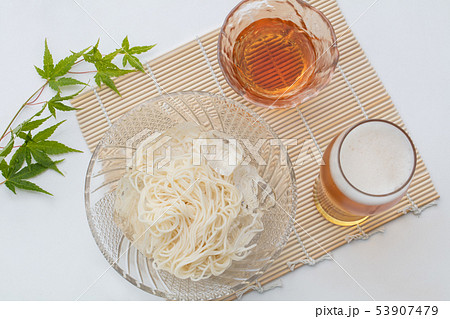 白背景でガラスのお皿に入ったそうめんとビール 白背景でガラスのお皿に入ったそうめんとビール 53907479