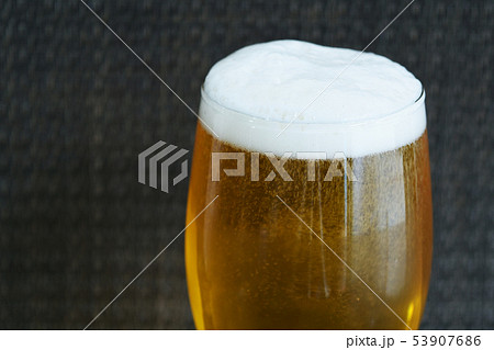地ビール　グラスビール　ビール　生ビール　夏　黒バック　コピースペース　酒　beer　泡　発泡酒 53907686