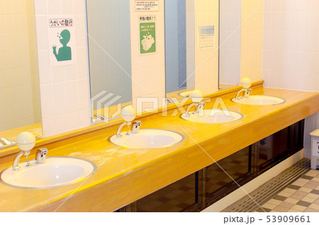 公衆トイレの洗面台の写真素材