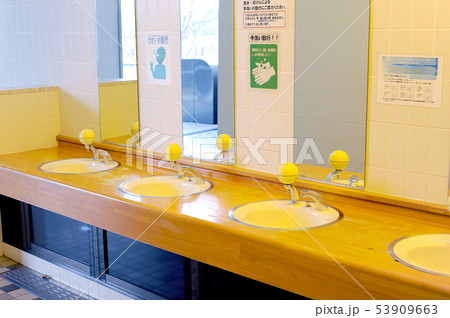 公衆トイレの洗面台 公衆トイレの洗面台 53909663