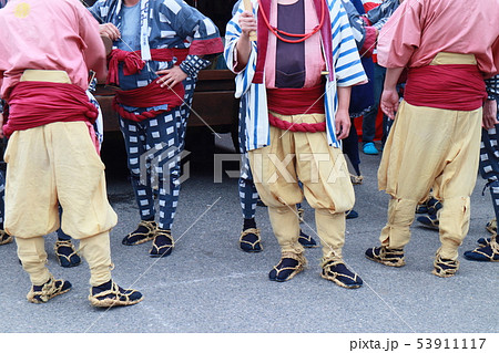 夏祭 そろいの衣装で出番を待つ男たち 53911117