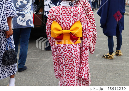 夏祭　浴衣で楽しむ若い女性の後ろ姿 53911230