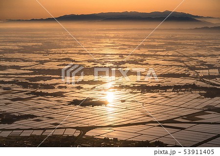 《新潟県》越後平野の夜明け・水鏡の田園風景 《新潟県》越後平野の夜明け・水鏡の田園風景 53911405