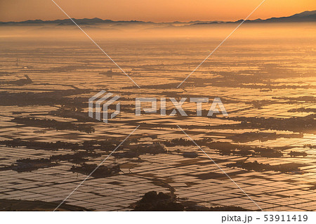 《新潟県》越後平野の夜明け・水鏡の田園風景 53911419