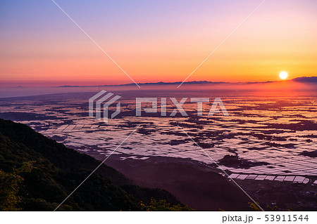 《新潟県》越後平野の夜明け・水鏡の田園風景 53911544