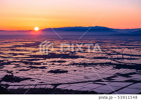《新潟県》越後平野の夜明け・水鏡の田園風景 53911548