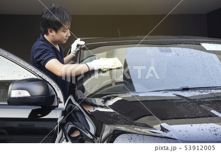 This image is a picture of wiping the car. This image is a picture of wiping the car. 53912005