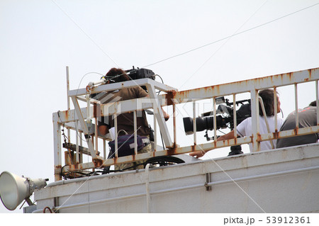 カメラを構えるTVクルー 53912361