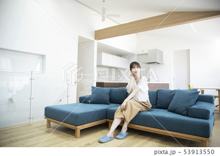 ソファーに座る若い女性 53913550