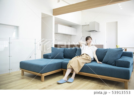 ソファーに座る若い女性 53913553