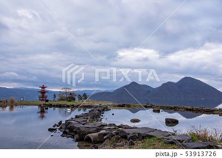 北海道　洞爺湖　朝の浮見堂と白鳥 53913726