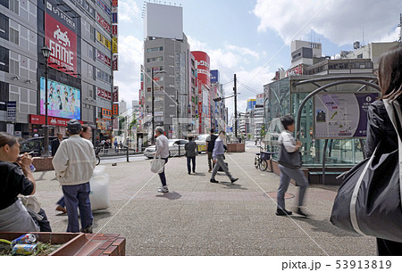 日本の東京都市景観 東武鉄道 池袋駅(西口)前のエレベーターや駅前風景などを望む 日本の東京都市景観 東武鉄道 池袋駅(西口)前のエレベーターや駅前風景などを望む 53913819