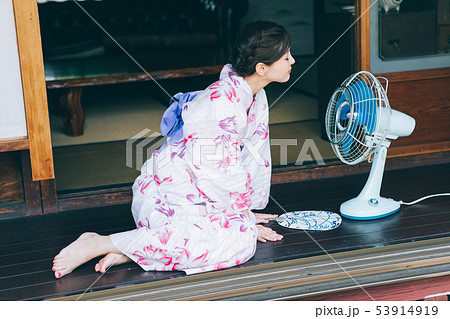 浴衣の女性と扇風機 浴衣の女性と扇風機 53914919