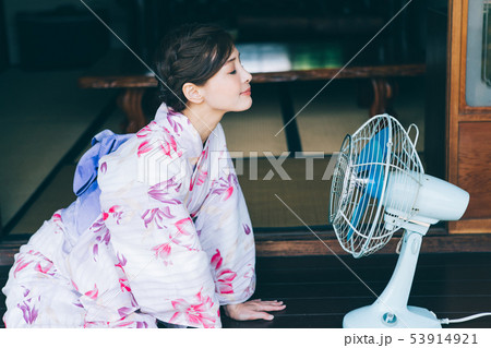 浴衣の女性と扇風機 浴衣の女性と扇風機 53914921