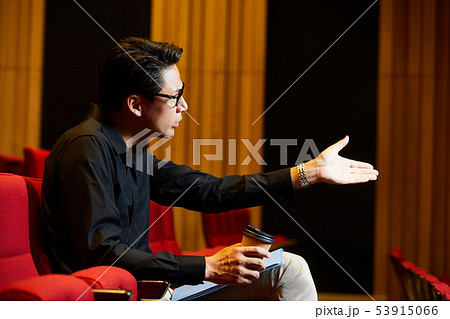 若い男性 舞台 演出家 若い男性 舞台 演出家 53915066