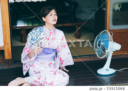 扇風機とうちわを使う浴衣の女性 扇風機とうちわを使う浴衣の女性 53915068