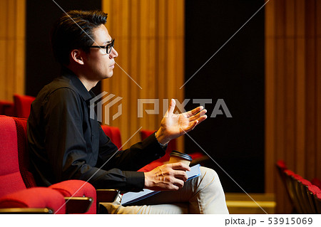若い男性 舞台 演出家 若い男性 舞台 演出家 53915069