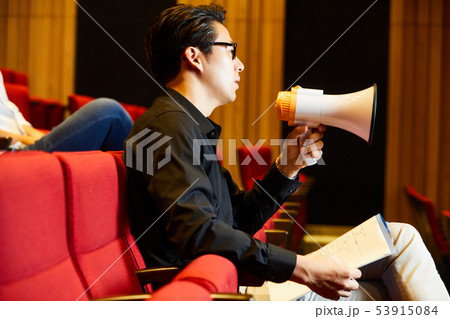 若い男性 舞台 演出家 若い男性 舞台 演出家 53915084