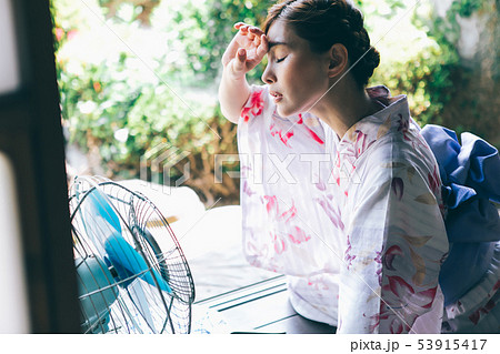 浴衣の女性と扇風機 浴衣の女性と扇風機 53915417