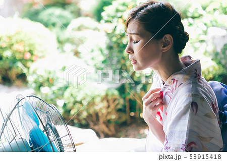 浴衣の女性と扇風機 53915418