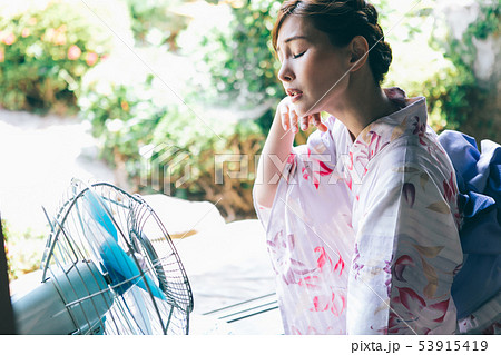 浴衣の女性と扇風機 浴衣の女性と扇風機 53915419