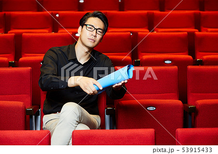 若い男性 舞台 演出家 若い男性 舞台 演出家 53915433