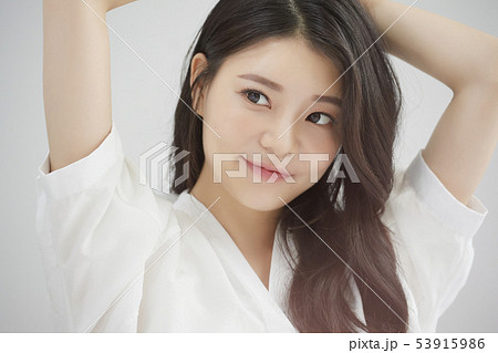 女性　ビューティー　朝 53915986