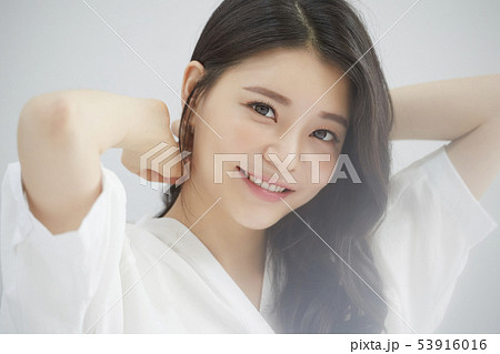 女性　ビューティー　朝 53916016