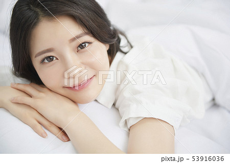女性　ライフスタイル　睡眠 53916036