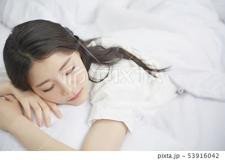 女性　ライフスタイル　睡眠 53916042