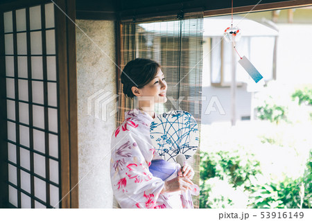 縁側で涼む浴衣の女性 縁側で涼む浴衣の女性 53916149